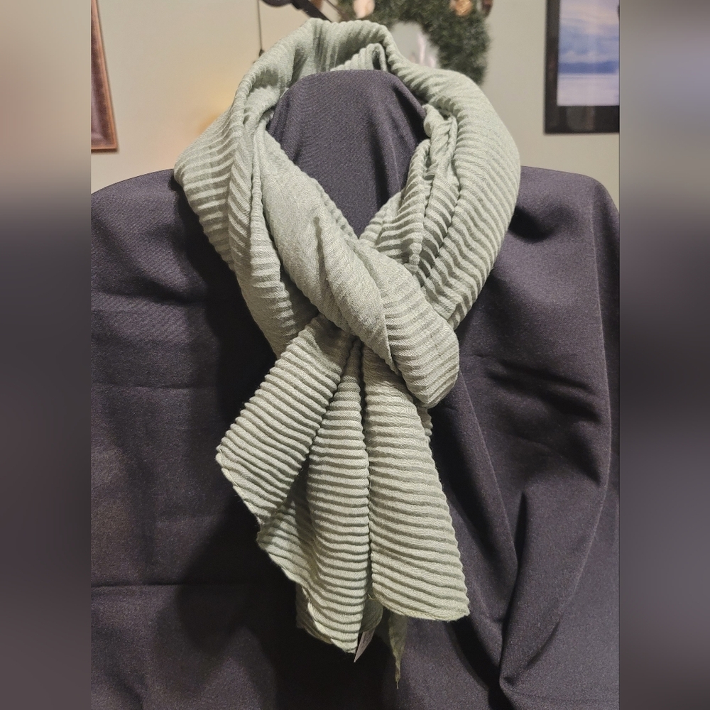 Stylish Ribbed Men's Scarf in Light Gray